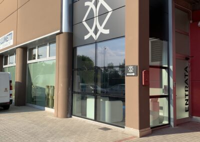 vetrofania-adesivi-vetrine-allestimento-installazione
